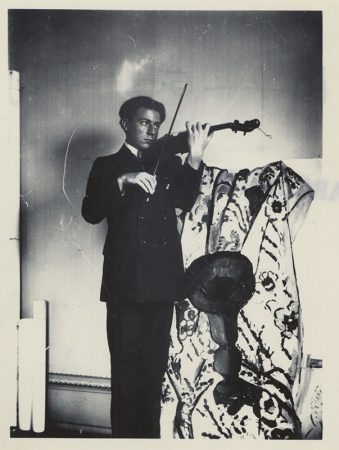 Pierre Matisse jouant du violon, 1916