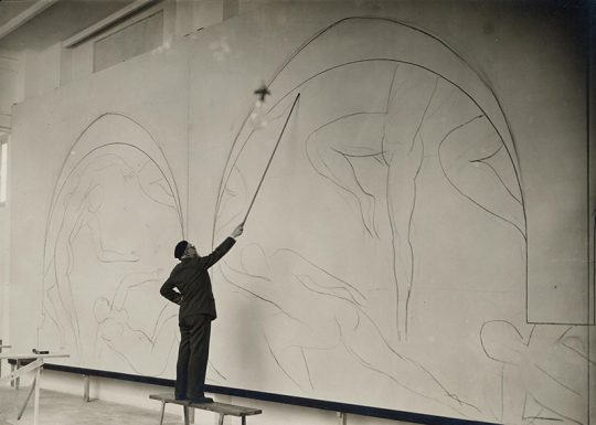 Henri Matisse travaillant à La Danse de Barnes, rue Désiré-Niel, Nice, vers 1931-1932