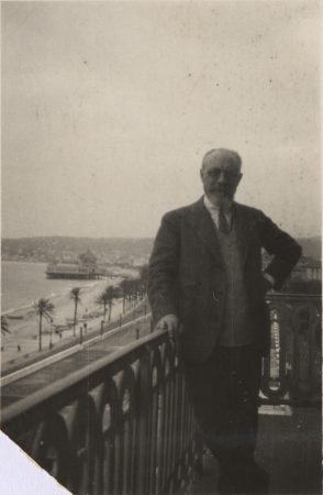 Henri Matisse sur le balcon de son appartement place Charles-Félix, Nice, années 1920