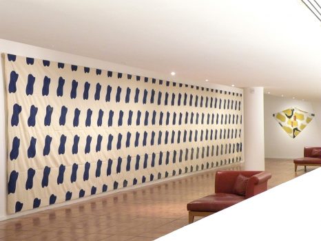 Claude Viallat, 1968/005, 1968, bleu de méthylène sur toile libre, 230 X 1420 cm