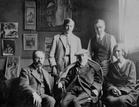 Chez Renoir, aux Collettes, à Cagnes-sur-Mer, 1918. Assis, de gauche à droite : Henri Matisse, Pierre-Auguste Renoir et Greta Prozor ; debout : Jean Renoir et Pierre Renoir. Photo : Archives Henri Matisse