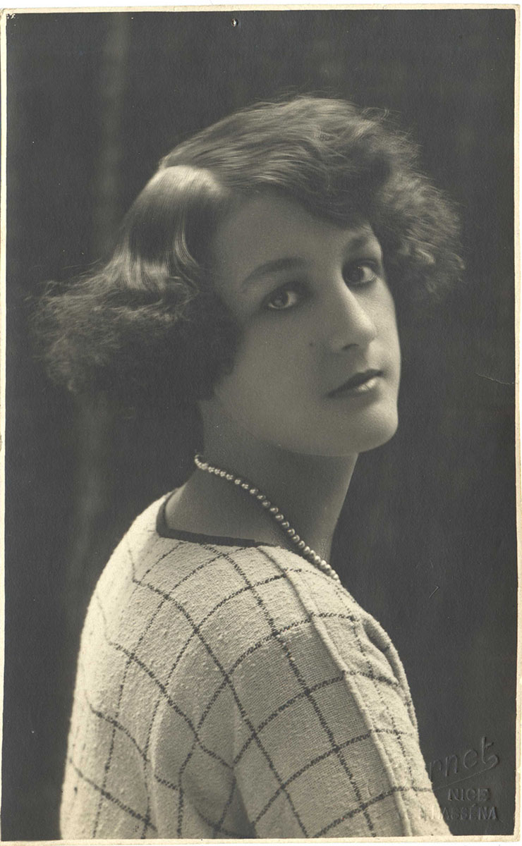 Potographie : Le modèle Henriette Darricarrère, place Charles-Félix