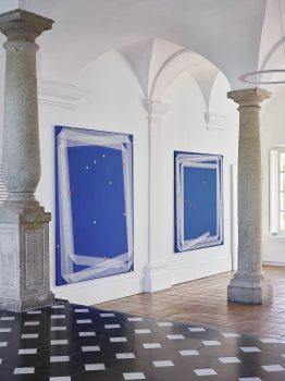Vue de l'exposition : Noël Dolla, Plis & Replis « Suite Bleue », 19 août 2017, 240 X 190 cm, Plis & Replis « Suite Bleue », 20 décembre 2017, acrylique et tarlatane sur toile