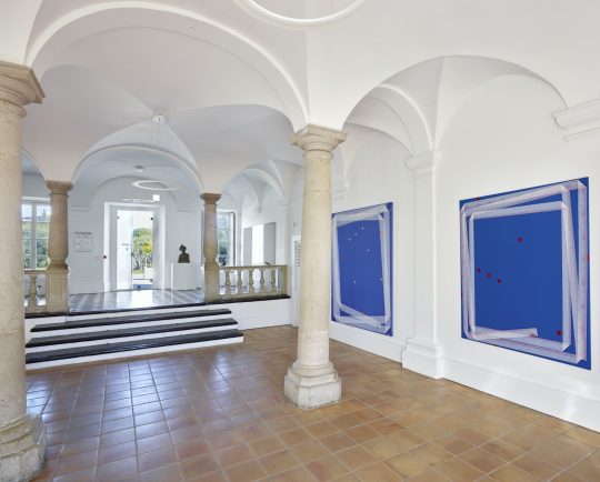 Noël Dolla, Plis & Replis « Suite Bleue », 19 août 2017, 240 X 190 cm, Plis & Replis « Suite Bleue », 20 décembre 2017, acrylique et tarlatane sur toile, Courtesy Galerie Ceysson & Bénètière, Paris