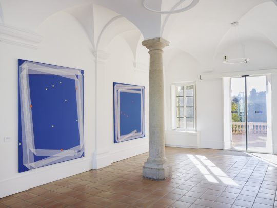 Noël Dolla, Plis & Replis « Suite Bleue », 19 août 2017, 240 X 190 cm, Plis & Replis « Suite Bleue », 20 décembre 2017, acrylique et tarlatane sur toile, Courtesy Galerie Ceysson & Bénètière, Paris