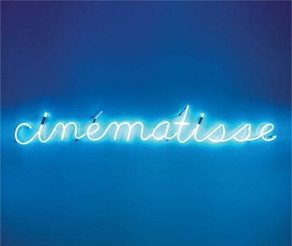 Néon lumineux bleu écrivant : Cinématisse