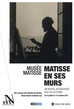 Affiche de l'exposition : Matisse en train de peindre devant sa fenêtre, face à la mer