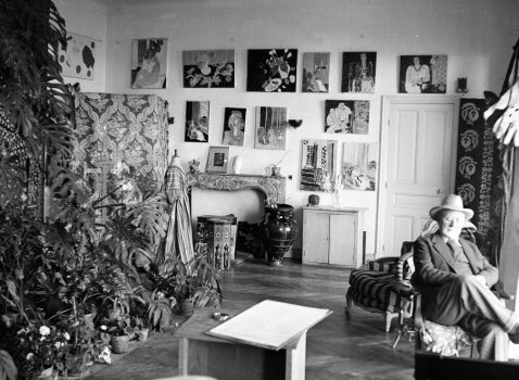 Photographie en noir et blanc avec Henri Matisse au Régina, assis sur un fauteuil