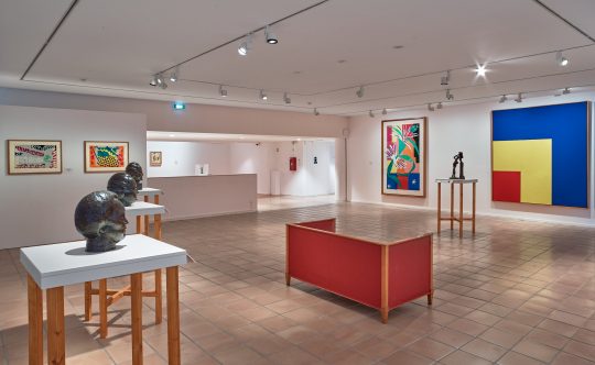 Musée Matisse "Les Murs reculent" vue exposition - Ellsworth Kelly, Red, Yellow, Blue, 1963