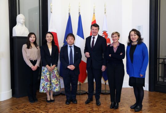 L'équipe du Yomiuri Shimbun, Claudine Grammont et Christian Estrosi à Nice, décembre 2022 | Photo © Ville de Nice