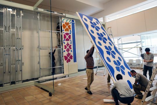 Installation des panneaux de "Fleurs et fruits" dans leur nouvelle vitrine | © Succession H. Matisse pour l'œuvre de l'artiste | Photo © Ville de Nice - P.S.