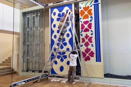 Installation des panneaux de "Fleurs et fruits" dans leur nouvelle vitrine | © Succession H. Matisse | Photo © Ville de Nice - P.S.