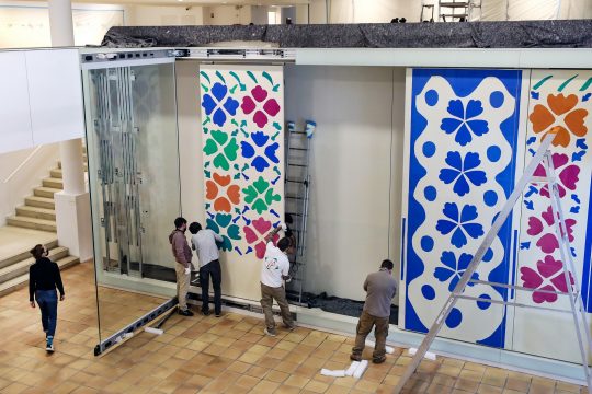 Installation des panneaux de "Fleurs et fruits" dans leur nouvelle vitrine | © Succession H. Matisse | Photo © Ville de Nice - P.S.