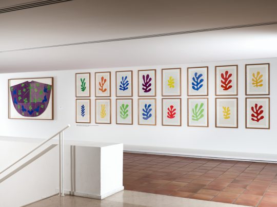 Vue de la maquette de la chasuble violette et d’éléments en papiers gouachés découpés non utilisés dans ses œuvres par Henri Matisse, présentés dans l’exposition « Une bibliothèque de la couleur » | Photo © François Fernandez