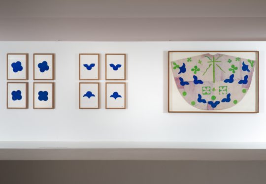 Vue de la maquette de la chasuble violette et d’éléments en papiers gouachés découpés non utilisés dans ses œuvres par Henri Matisse, présentés dans l’exposition « Une bibliothèque de la couleur » | Photo © François Fernandez