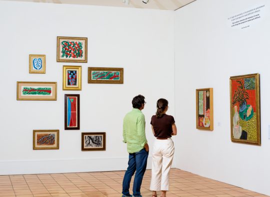 Vue de l'exposition "Hockney-Matisse. Un Paradis retrouvé" | © David Hockney © Succession H. Matisse | Photo © François Fernandez